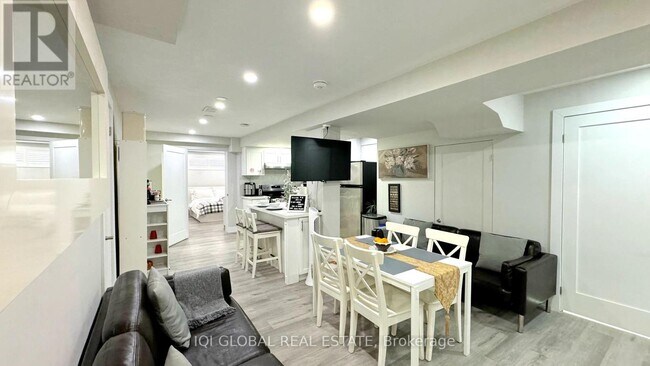 16 Pannahill Rd in Toronto, ON - Building Photo - Building Photo