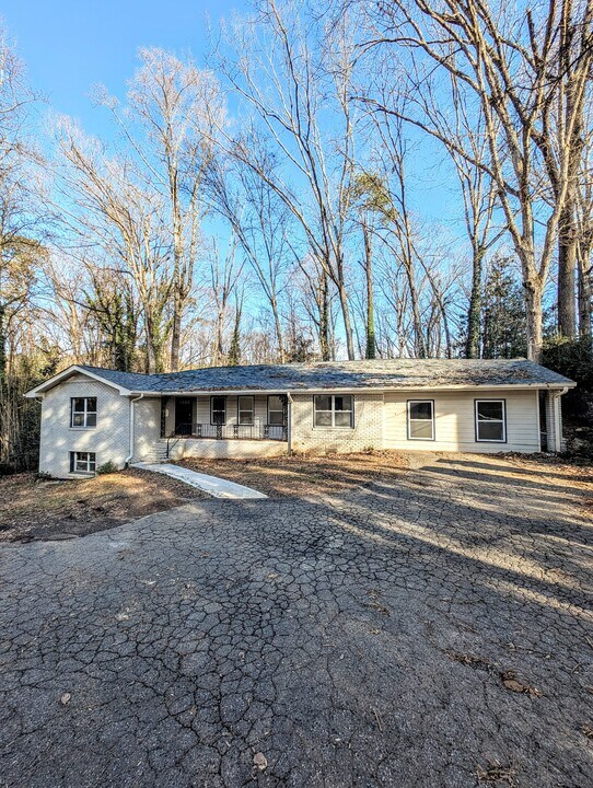 260 Forest Hills Dr in Atlanta, GA - Building Photo