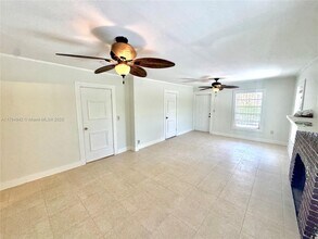 869 SW 4th St-Unit -Front in Miami, FL - Building Photo - Building Photo