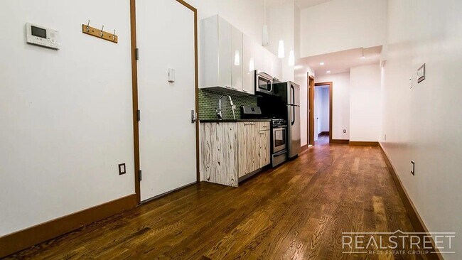 Jefferson Street, Unit 2L in Brooklyn, NY - Building Photo - Building Photo