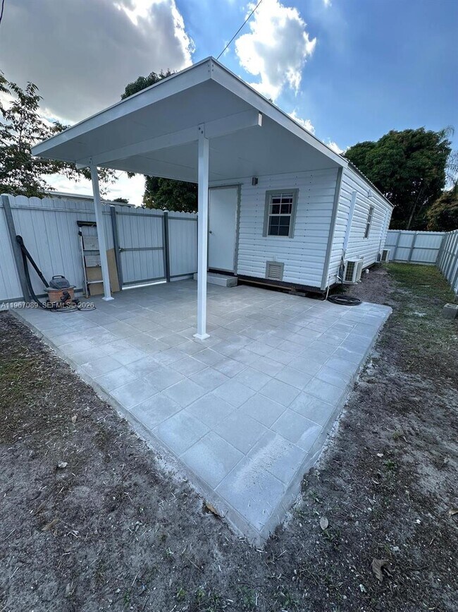 235 W 16th St in Hialeah, FL - Building Photo - Building Photo