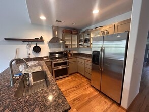 1033 Crimson Ct in Talent, OR - Building Photo - Building Photo