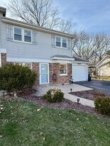 7S478 Lynn Dr, Unit 1-1208 in Naperville, IL - Building Photo