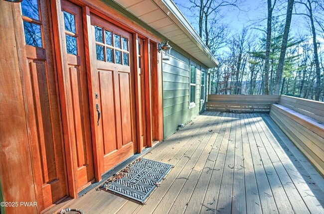 424 Sunset Forest Dr in Hawley, PA - Foto de edificio - Building Photo