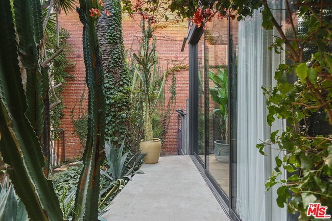 7 Vicente Ter in Santa Monica, CA - Building Photo - Building Photo