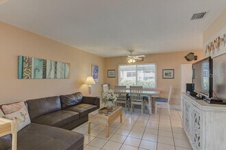 6020 Midnight Pass Rd in Sarasota, FL - Foto de edificio - Building Photo