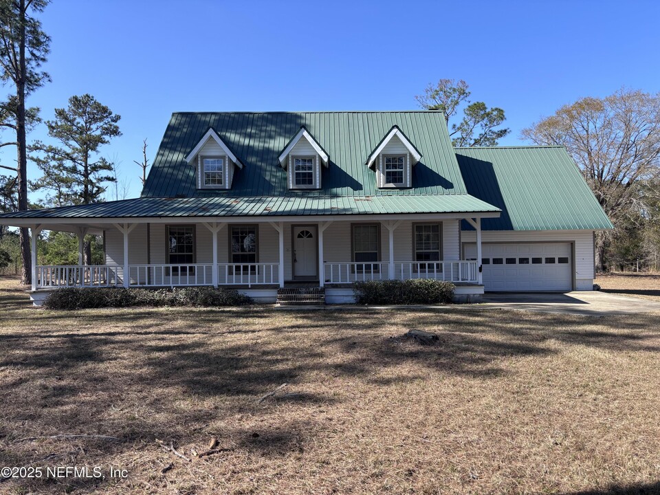 6994 James Britt Rd in Glen Saint Mary, FL - Building Photo