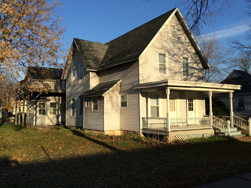 434 S Jackson St in Green Bay, WI - Building Photo