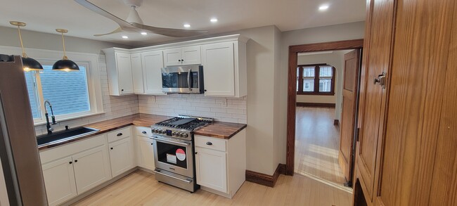 2410 N 65th St, Unit 2410 on 65th Upper Unit in Wauwatosa, WI - Foto de edificio - Building Photo