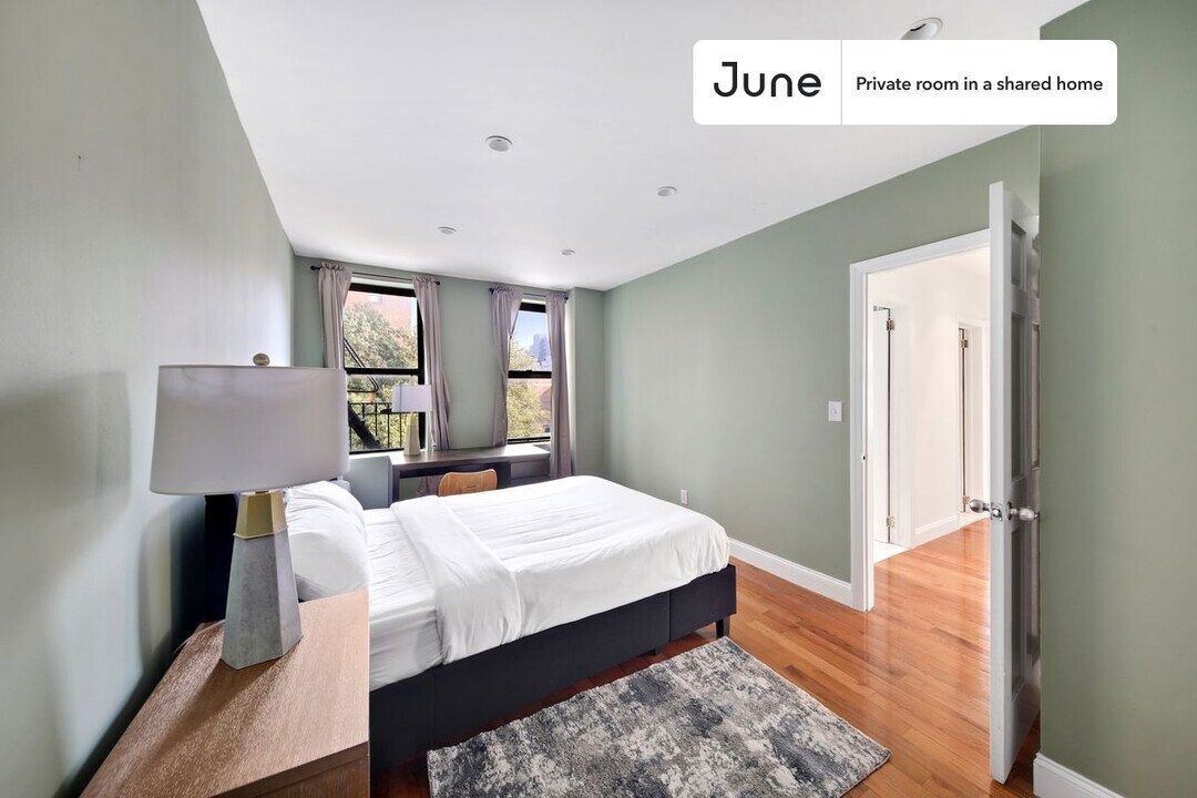 Private bedroom in 4 bed/2 bath Home in New York, NY - Building Photo