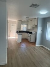 12627 Oxnard St in Los Angeles, CA - Building Photo - Building Photo