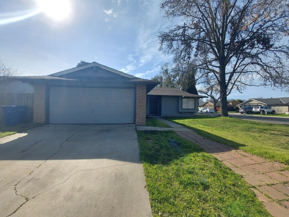 2500 Casita Dr in Modesto, CA - Building Photo