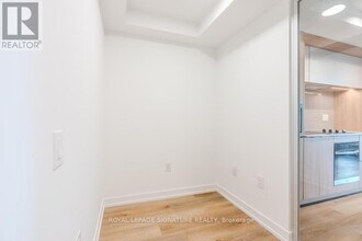 395 Square One Dr in Mississauga, ON - Building Photo - Building Photo