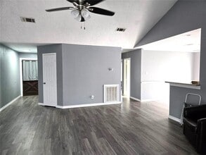 13006 Kingsmill Dr in Sugar Land, TX - Foto de edificio - Building Photo