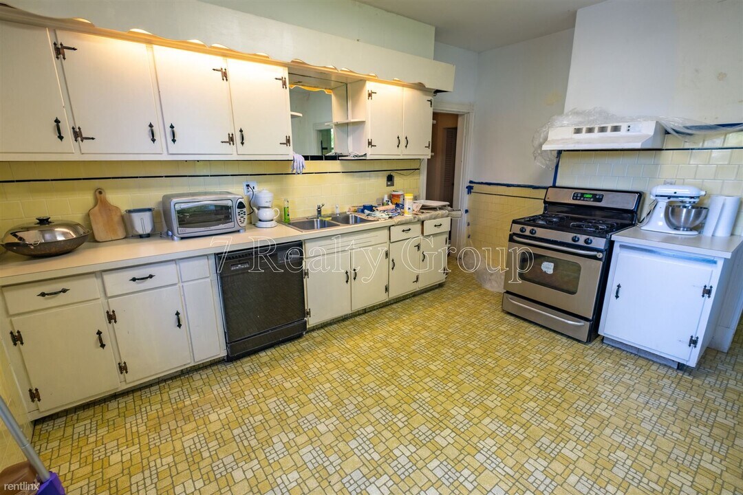 672 Centre St in Newton, MA - Building Photo