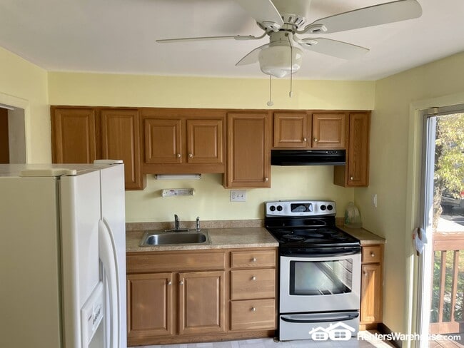 9923 Valley Park Dr in Damascus, MD - Foto de edificio - Building Photo