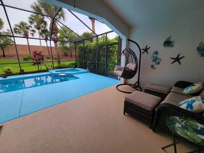 10021 Colonial Country Club Blvd in Ft. Myers, FL - Foto de edificio - Building Photo