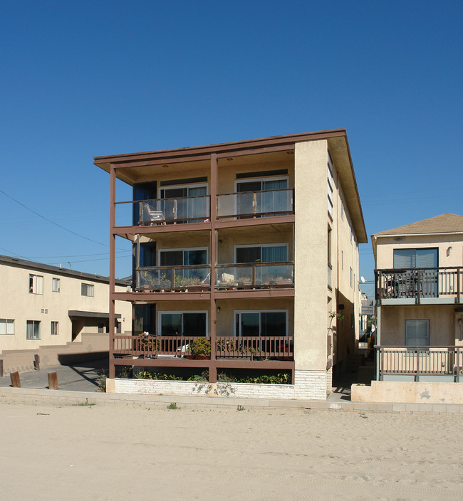 1201 Seal Way in Seal Beach, CA - Building Photo - Building Photo