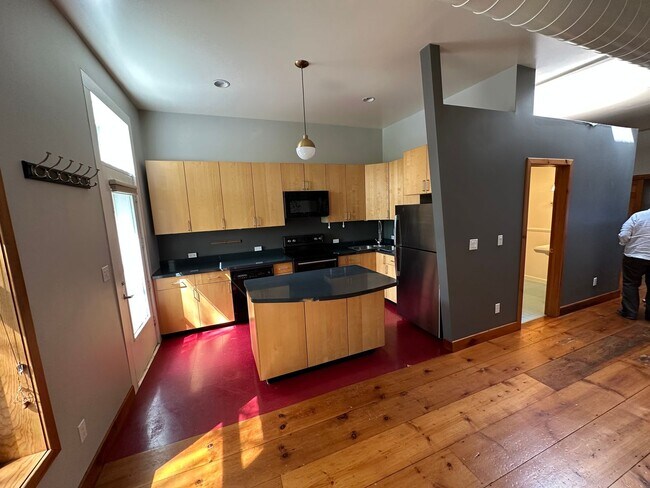 305 Main St-Unit -Unit 2 in Cedar Falls, IA - Building Photo - Building Photo