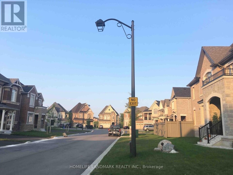 23 Boland Ct in Aurora, ON - Building Photo