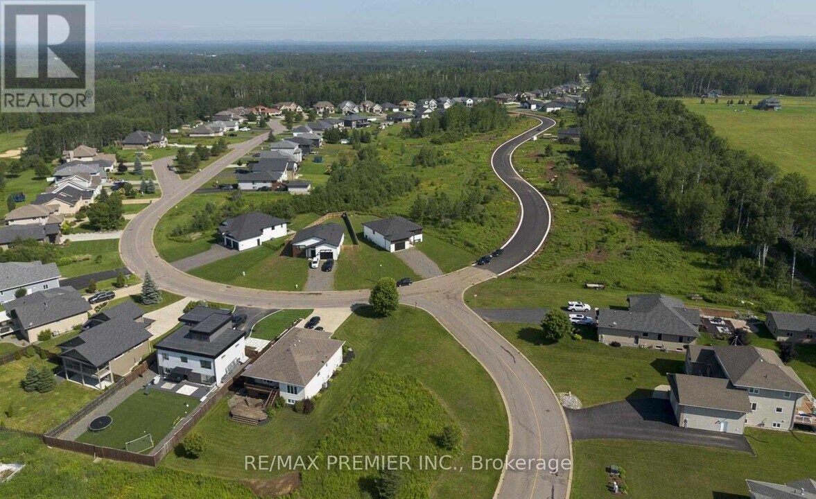 2980 King George's Park Dr in Thunder Bay, ON - Building Photo