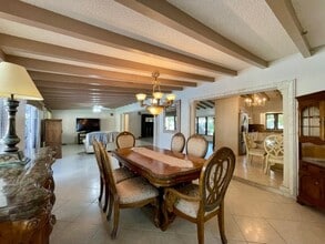 2725 NE 27th Ct in Fort Lauderdale, FL - Foto de edificio - Building Photo
