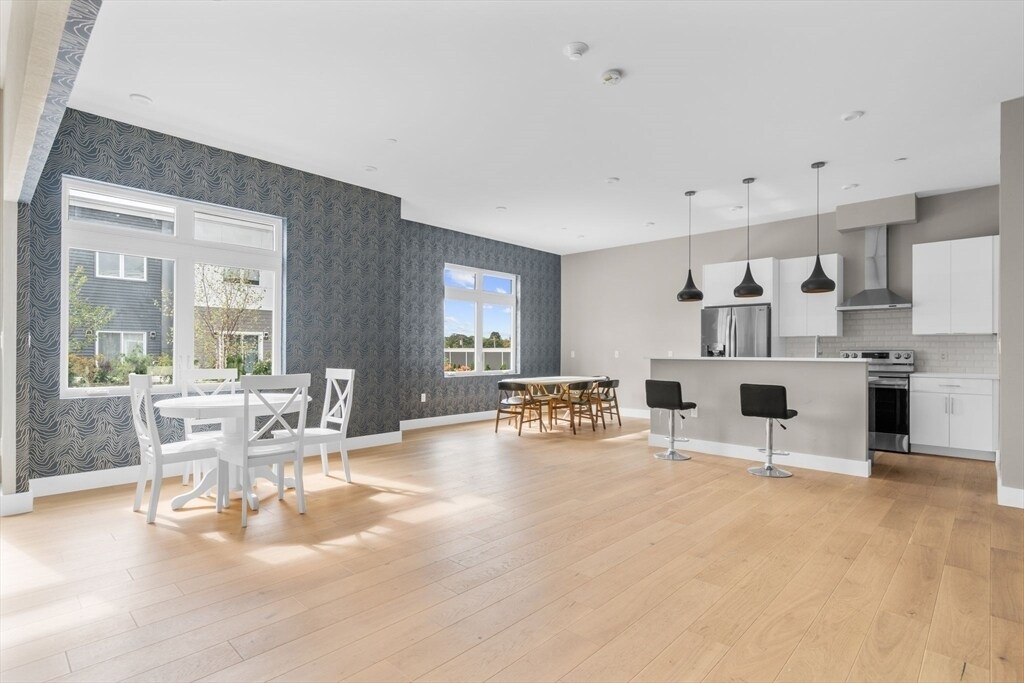 60 Cross St E, Unit 212 in Somerville, MA - Building Photo