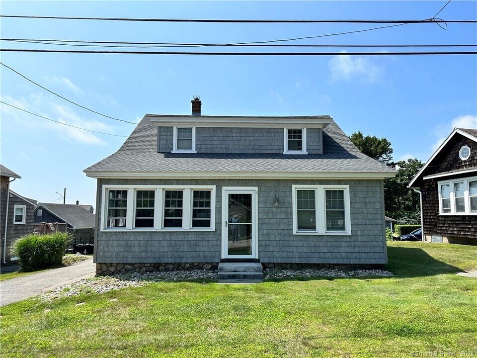 70 Noyes Ave in Stonington, CT - Building Photo