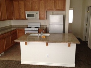 4036 Whispering Quail Ct in Las Vegas, NV - Foto de edificio - Building Photo