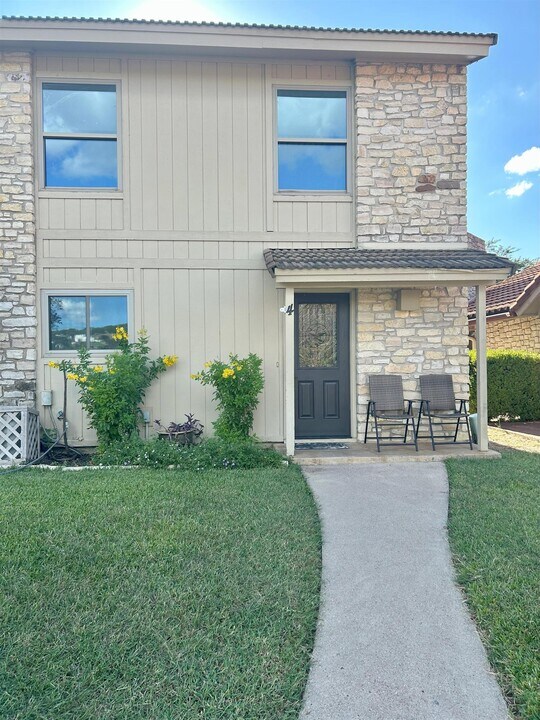 300 Lucy Ln in Horseshoe Bay, TX - Building Photo