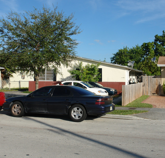 10735 SW 7th St in Miami, FL - Foto de edificio - Building Photo