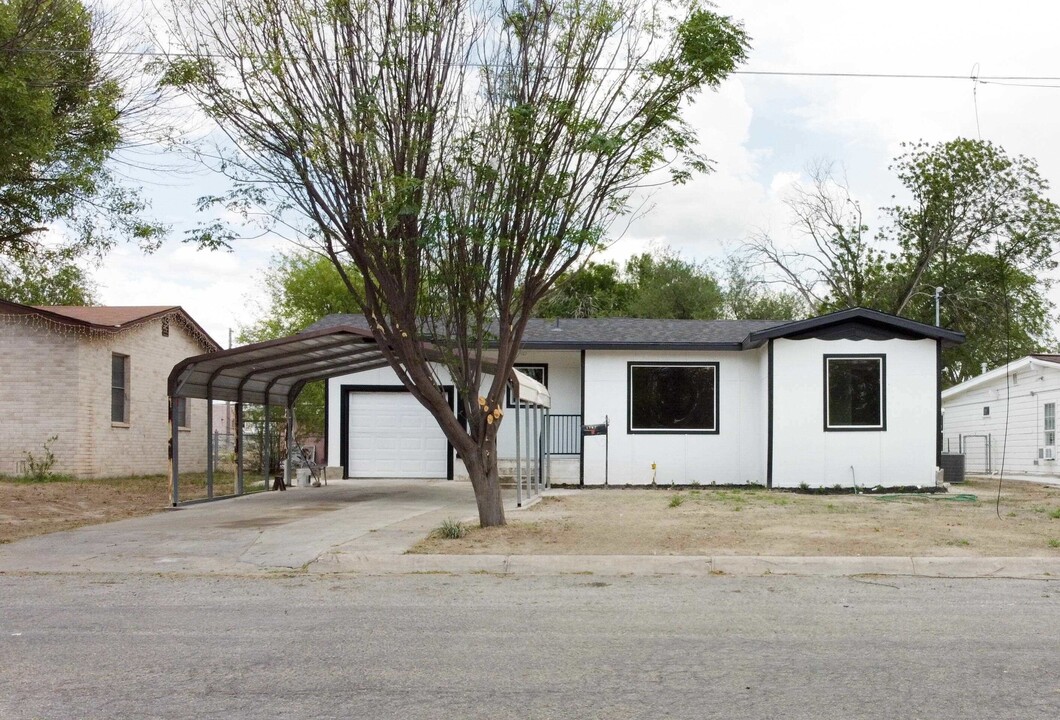 1707 D Ave in Del Rio, TX - Building Photo