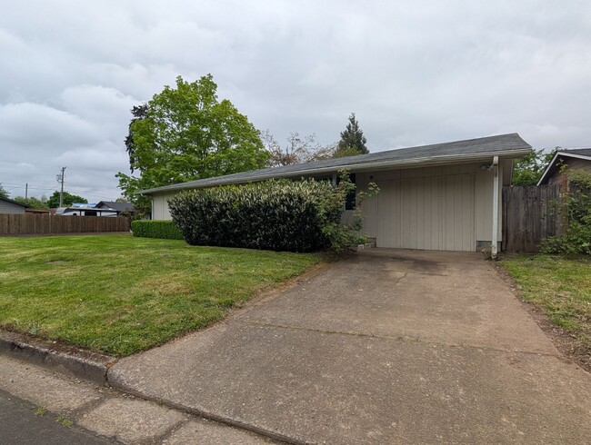 1325 W Quinalt St in Springfield, OR - Building Photo - Building Photo