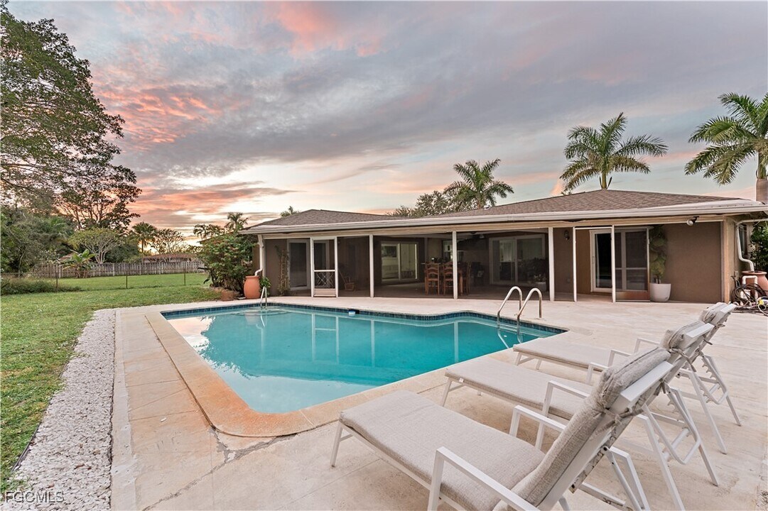 2412 La Salle Ave in Ft. Myers, FL - Building Photo