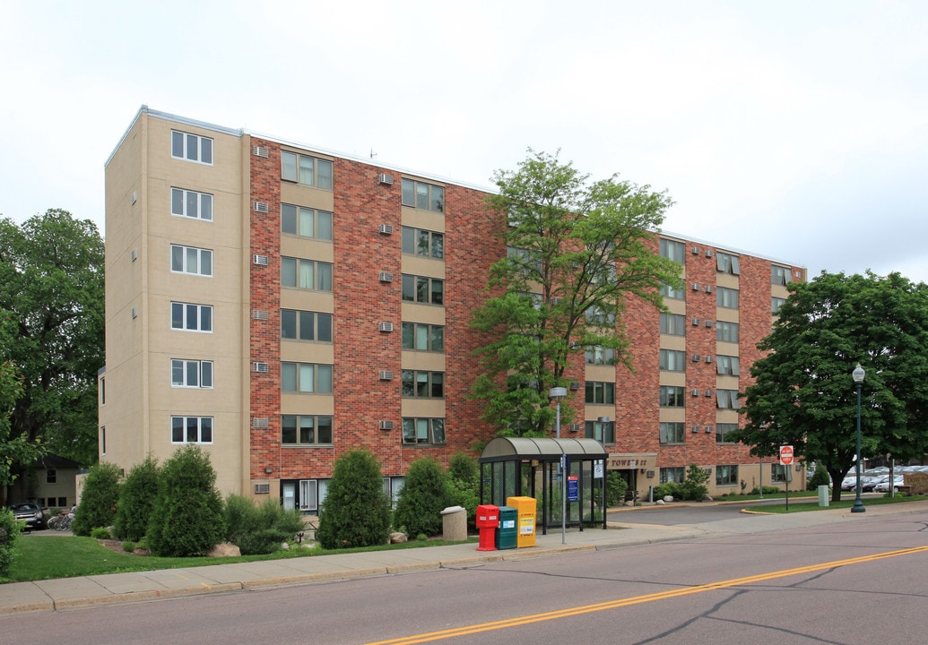 Dow Towers in Hopkins, MN - Building Photo