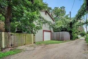 2002 Willow St in Austin, TX - Building Photo