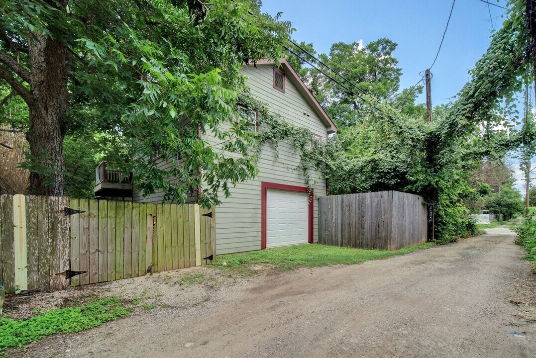 2002 Willow St in Austin, TX - Building Photo
