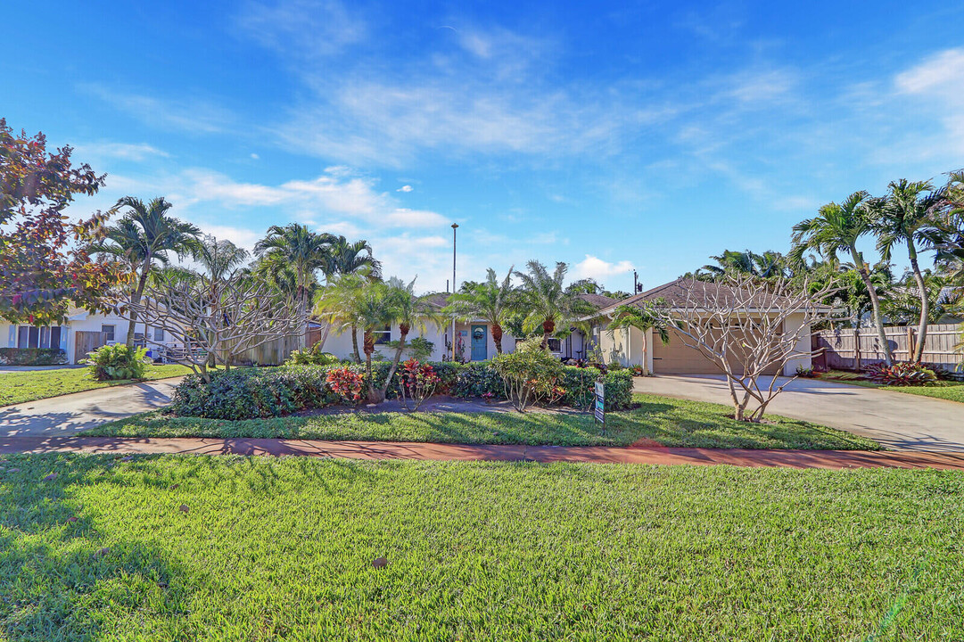 5140 Laird Ln in Jupiter, FL - Building Photo