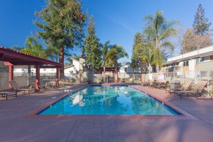 Sunnyvale Town Center Apartments in Sunnyvale, CA - Building Photo