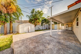917 NE 164th St in North Miami Beach, FL - Building Photo - Building Photo