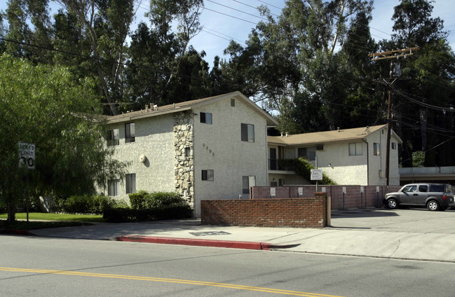 5353 Canoga Ave in Woodland Hills, CA - Foto de edificio - Building Photo