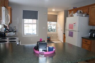24 Oakwood Dr in Belchertown, MA - Foto de edificio - Building Photo