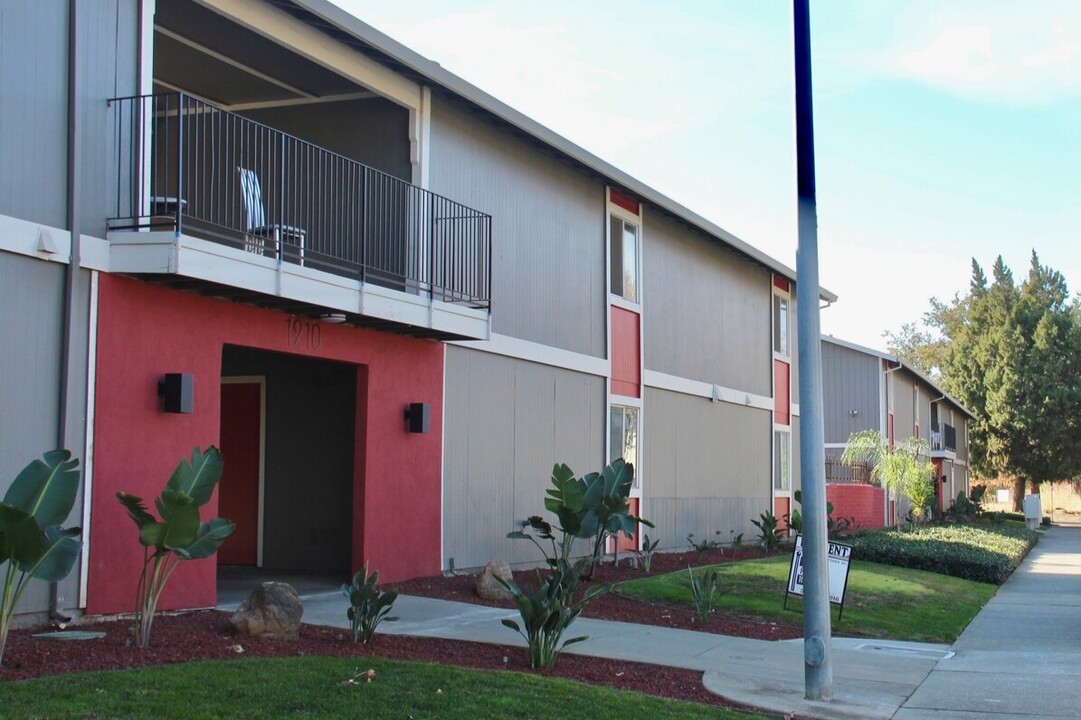 Jasmine Apartments in Yuba City, CA - Building Photo