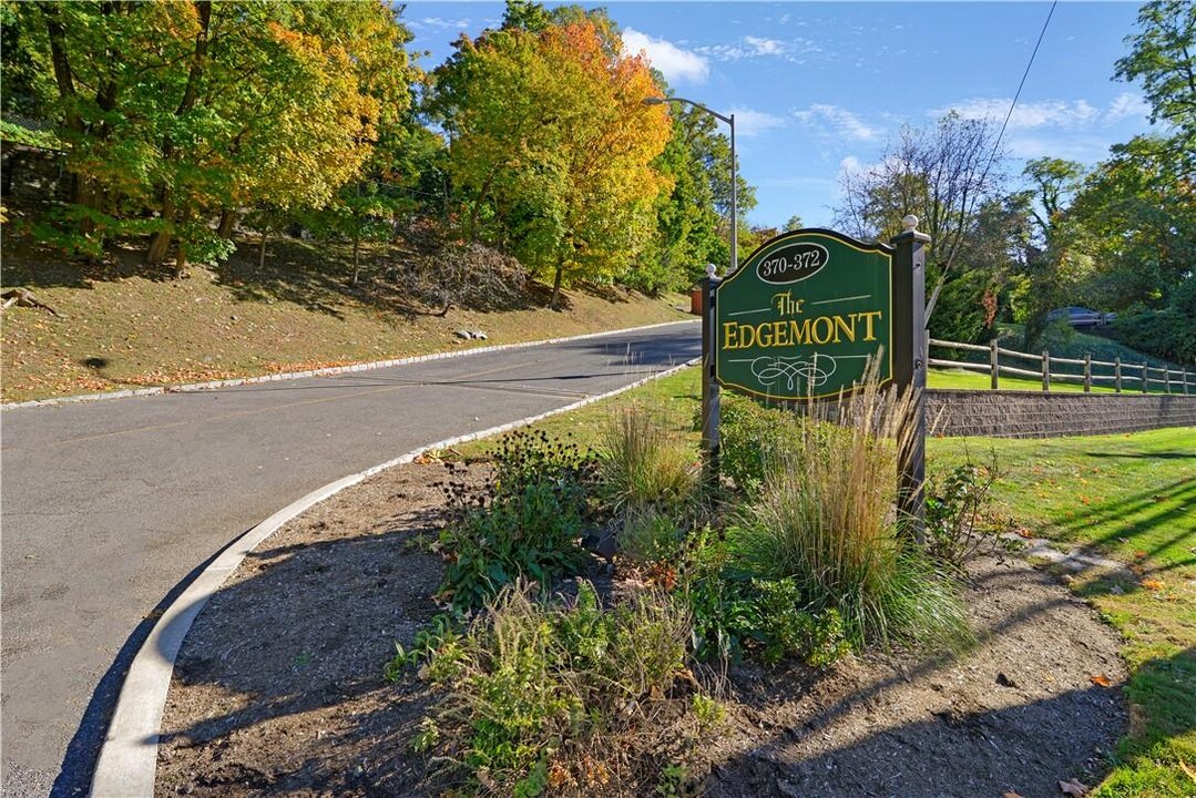 370 Central Park Ave in Scarsdale, NY - Building Photo