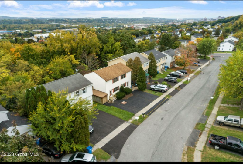 9 Limerick Dr in Albany, NY - Building Photo