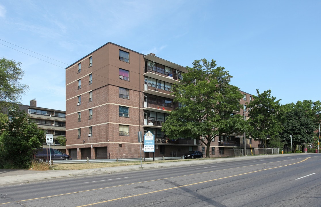 Gulliver Towers in Toronto, ON - Building Photo