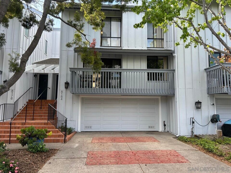 8184 Caminito Sonoma in San Diego, CA - Building Photo