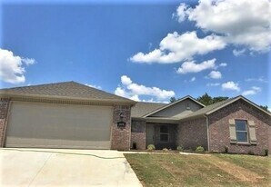 105 Lion Dr N in Gravette, AR - Building Photo