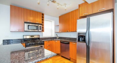 2453 W Sunnyside Ave in Chicago, IL - Building Photo - Building Photo
