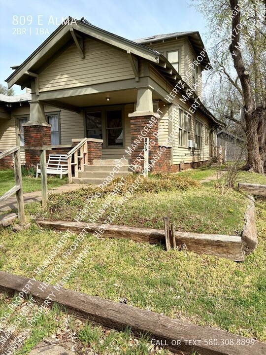 809 E Alma Ave in Ponca City, OK - Building Photo